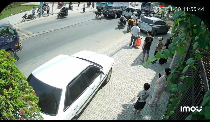 CLIP: T&agrave;i xế bị đ&aacute;nh gục tr&ecirc;n đường sau va chạm giao th&ocirc;ng  - Ảnh 3.