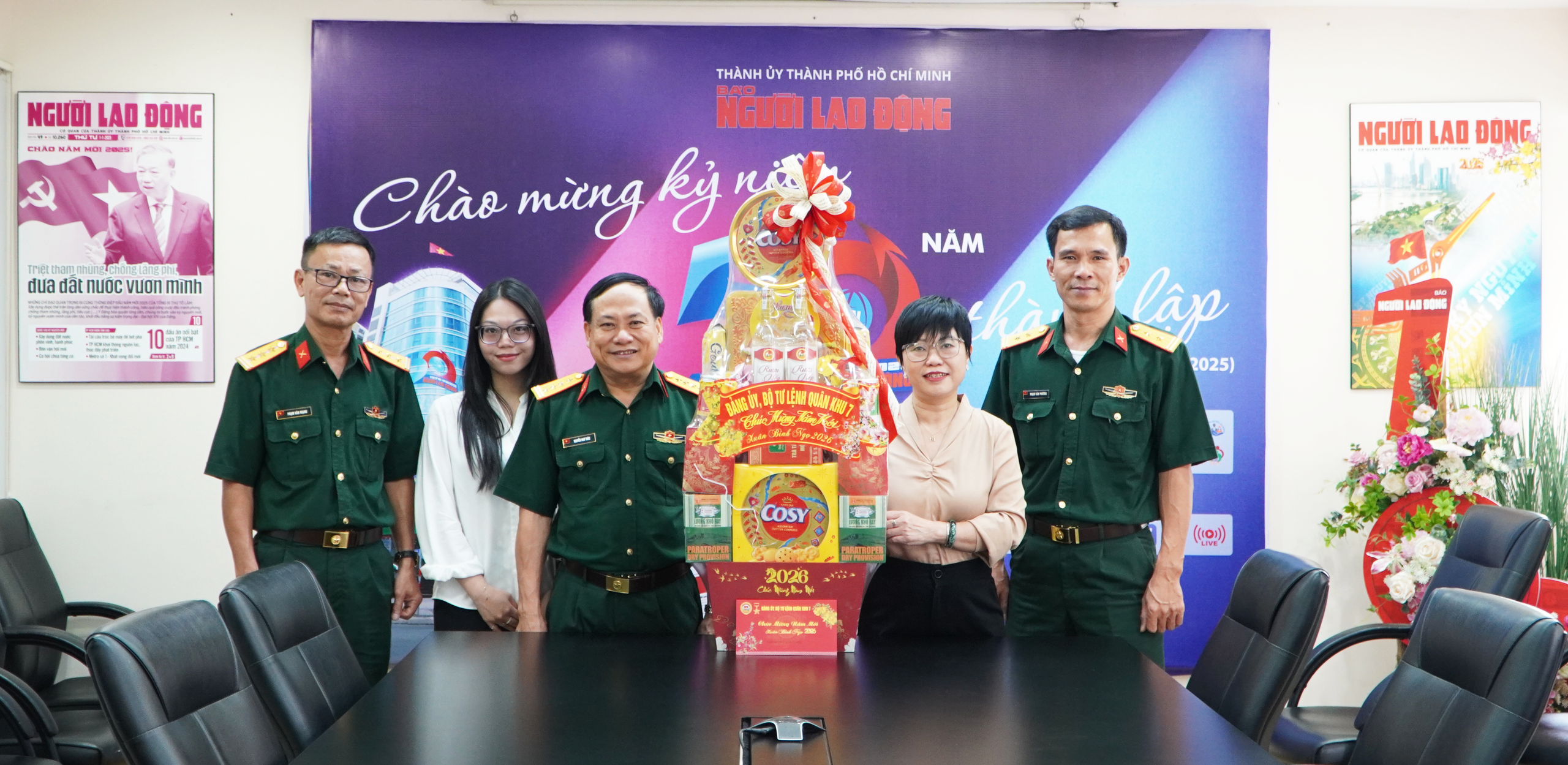 Quân khu 7 chúc Tết Báo Người Lao Động - Ảnh 1.