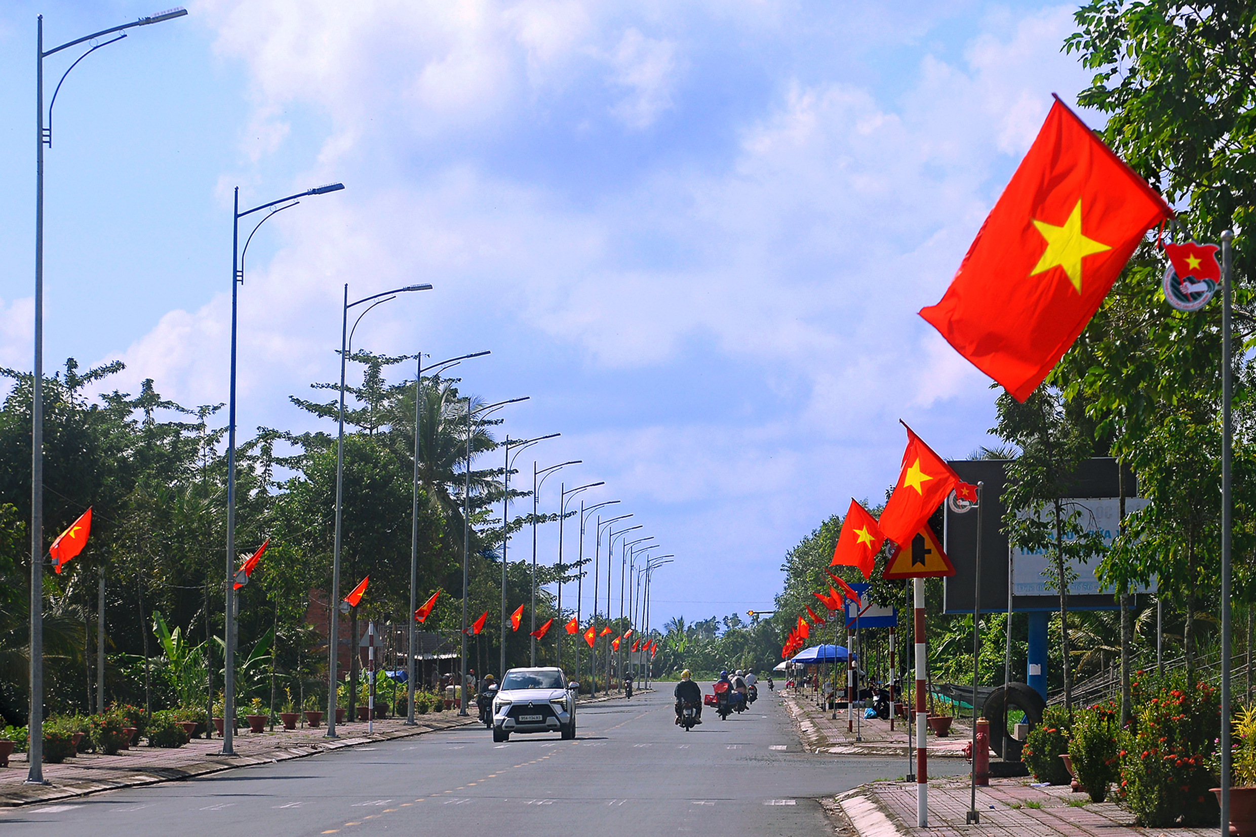 Cuộc thi ảnh "Thiêng liêng cờ Tổ quốc": Những con đường đặc biệt - Ảnh 5.