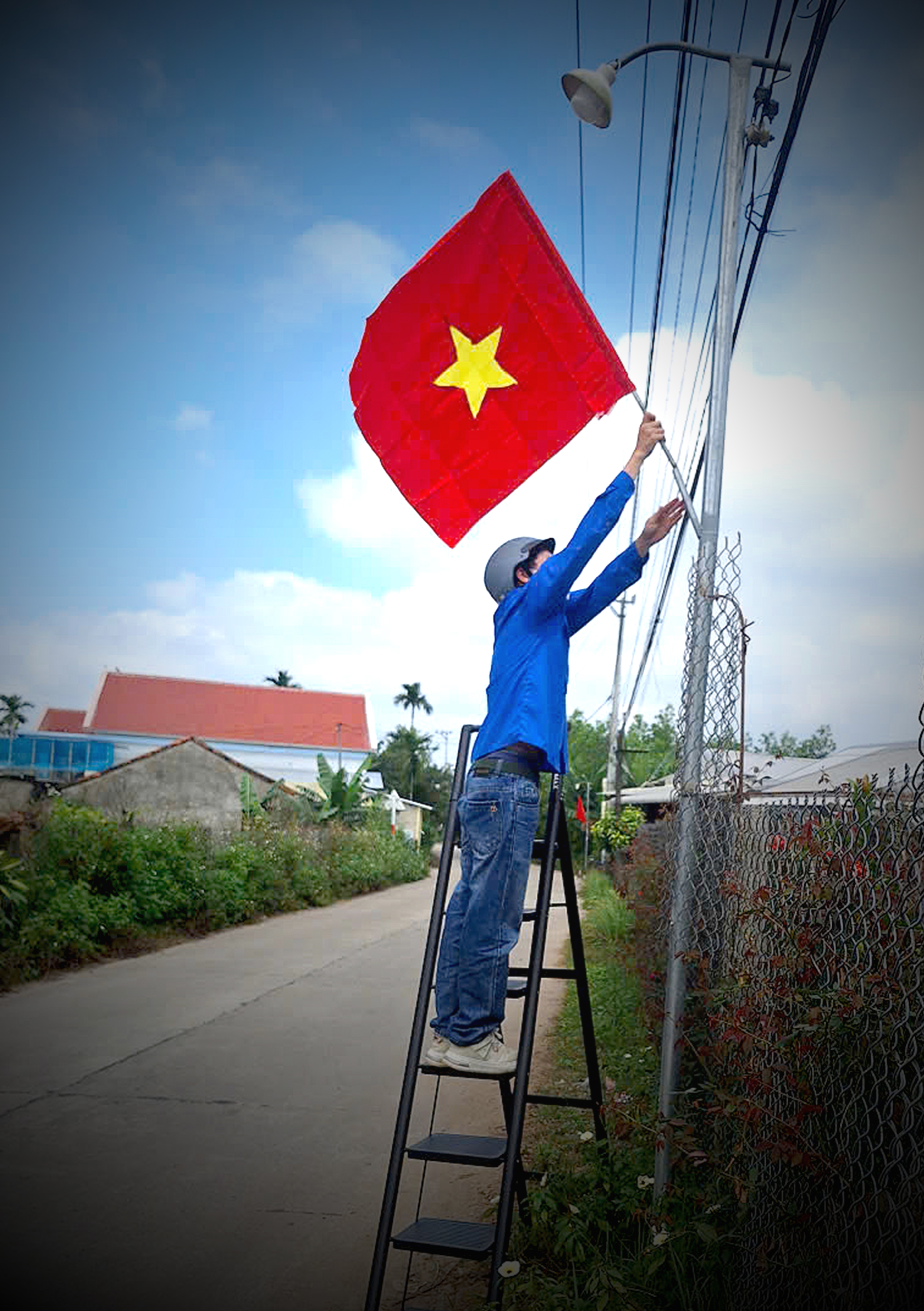 Cuộc thi ảnh "Thiêng liêng cờ Tổ quốc": Những con đường đặc biệt - Ảnh 3.