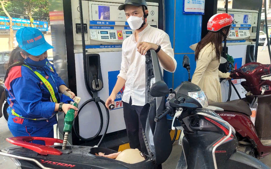 Có nên để doanh nghiệp tự quyết giá xăng dầu?