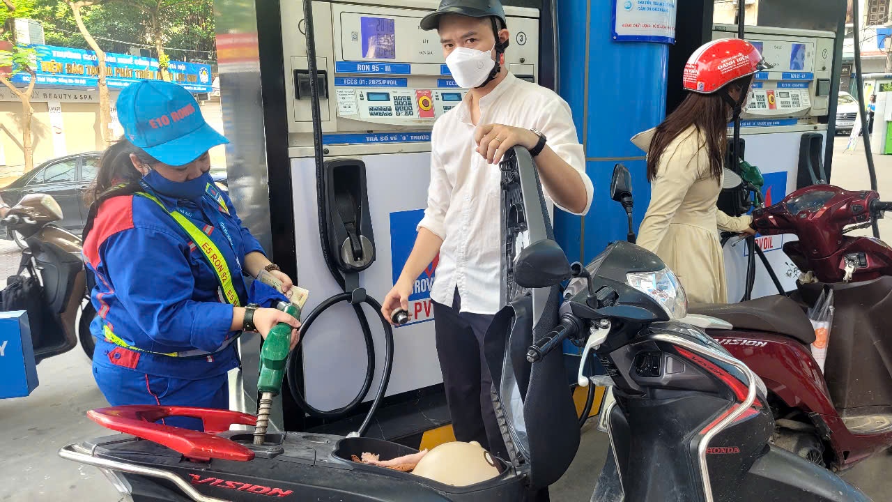 Có nên để doanh nghiệp tự quyết giá xăng dầu? - Ảnh 1.