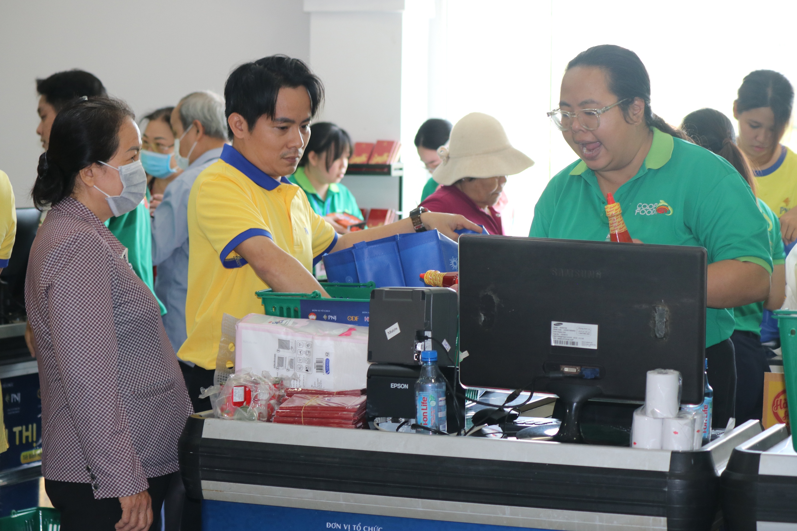 Si&ecirc;u thị mini 0 đồng mang qu&agrave; Tết đến người d&acirc;n tại TPHCM năm 2026 - Ảnh 16.