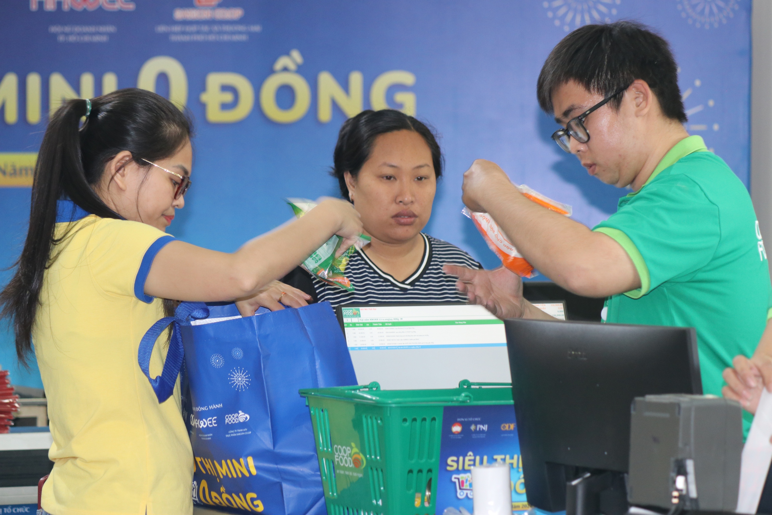 Si&ecirc;u thị mini 0 đồng mang qu&agrave; Tết đến người d&acirc;n tại TPHCM năm 2026 - Ảnh 17.