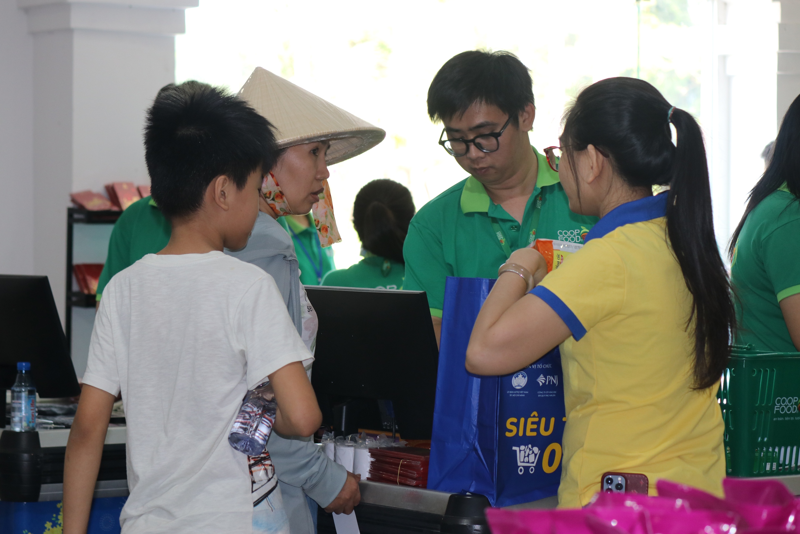Si&ecirc;u thị mini 0 đồng mang qu&agrave; Tết đến người d&acirc;n tại TPHCM năm 2026 - Ảnh 18.