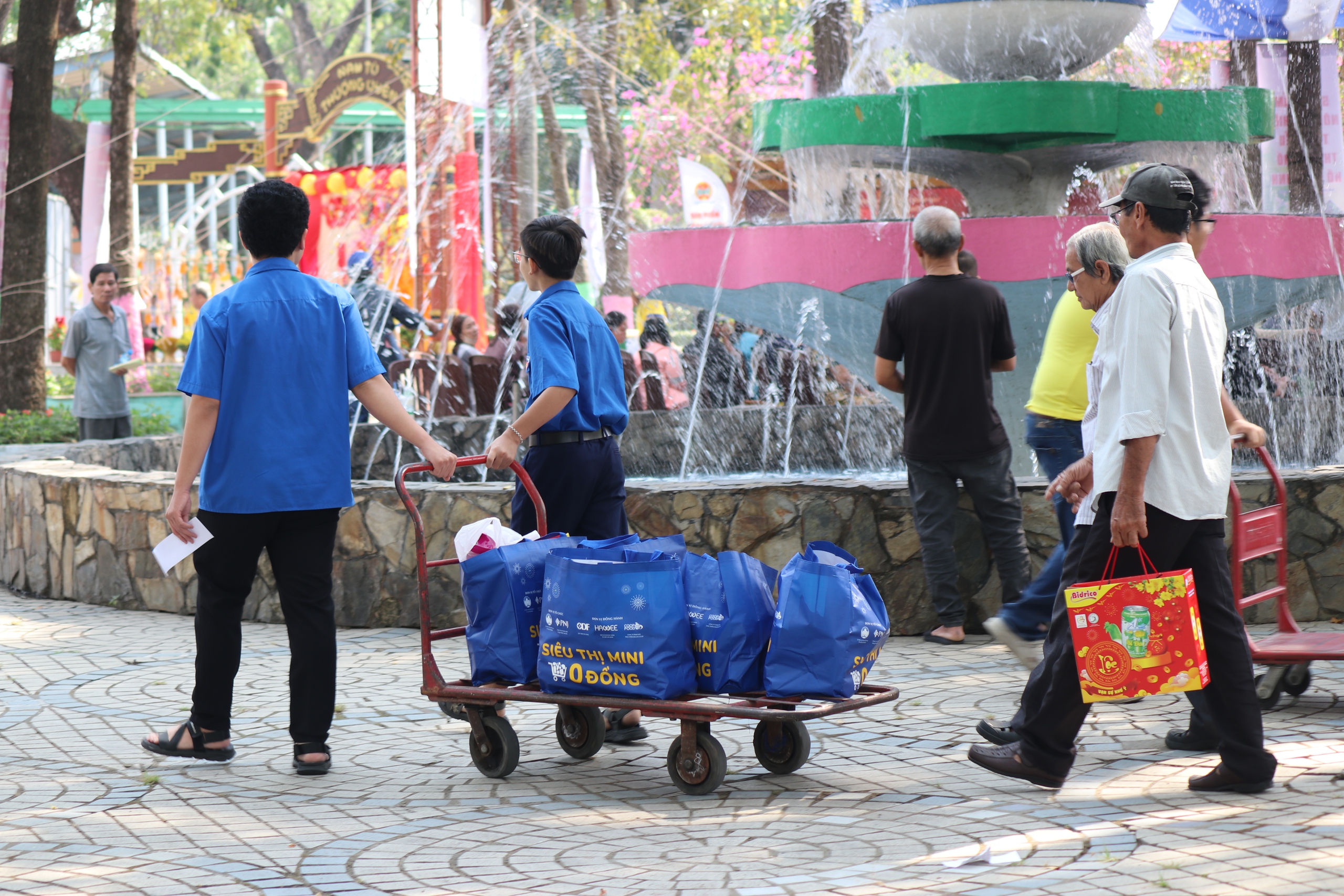 Si&ecirc;u thị mini 0 đồng mang qu&agrave; Tết đến người d&acirc;n tại TPHCM năm 2026 - Ảnh 19.