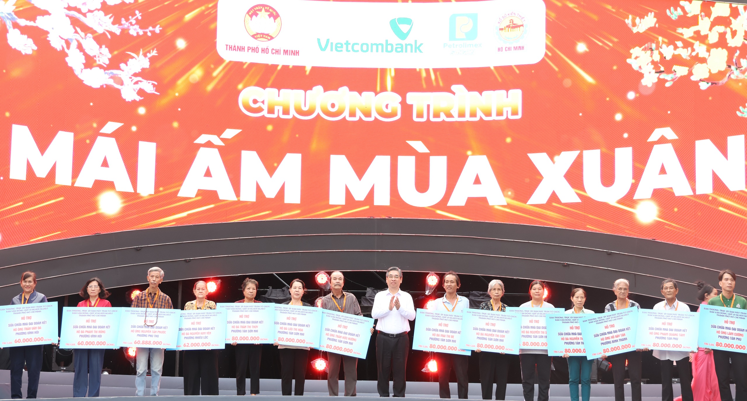 Ng&agrave;y hội Xu&acirc;n đo&agrave;n kết - Tết nghĩa t&igrave;nh TPHCM 2026 với 10 . 000 Người tham gia - Ảnh 2.