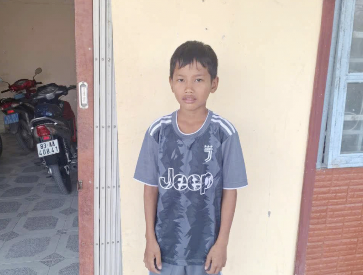 Bé trai quê Cà Mau đi lạc ở Cần Thơ, công an kêu gọi tìm người thân - Ảnh 1.