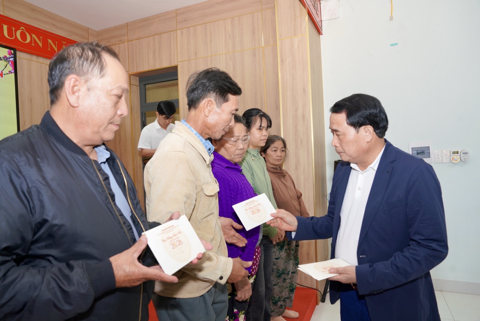 Thứ trưởng L&ecirc; Quốc H&ugrave;ng trao qu&agrave; Tết cho người d&acirc;n Huế năm 2026 - Ảnh 1.