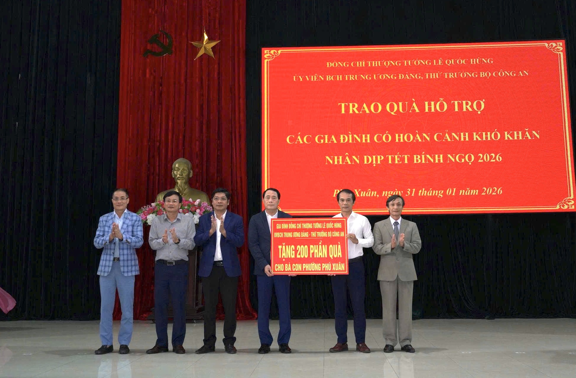 Thứ trưởng L&ecirc; Quốc H&ugrave;ng trao qu&agrave; Tết cho người d&acirc;n Huế năm 2026 - Ảnh 2.