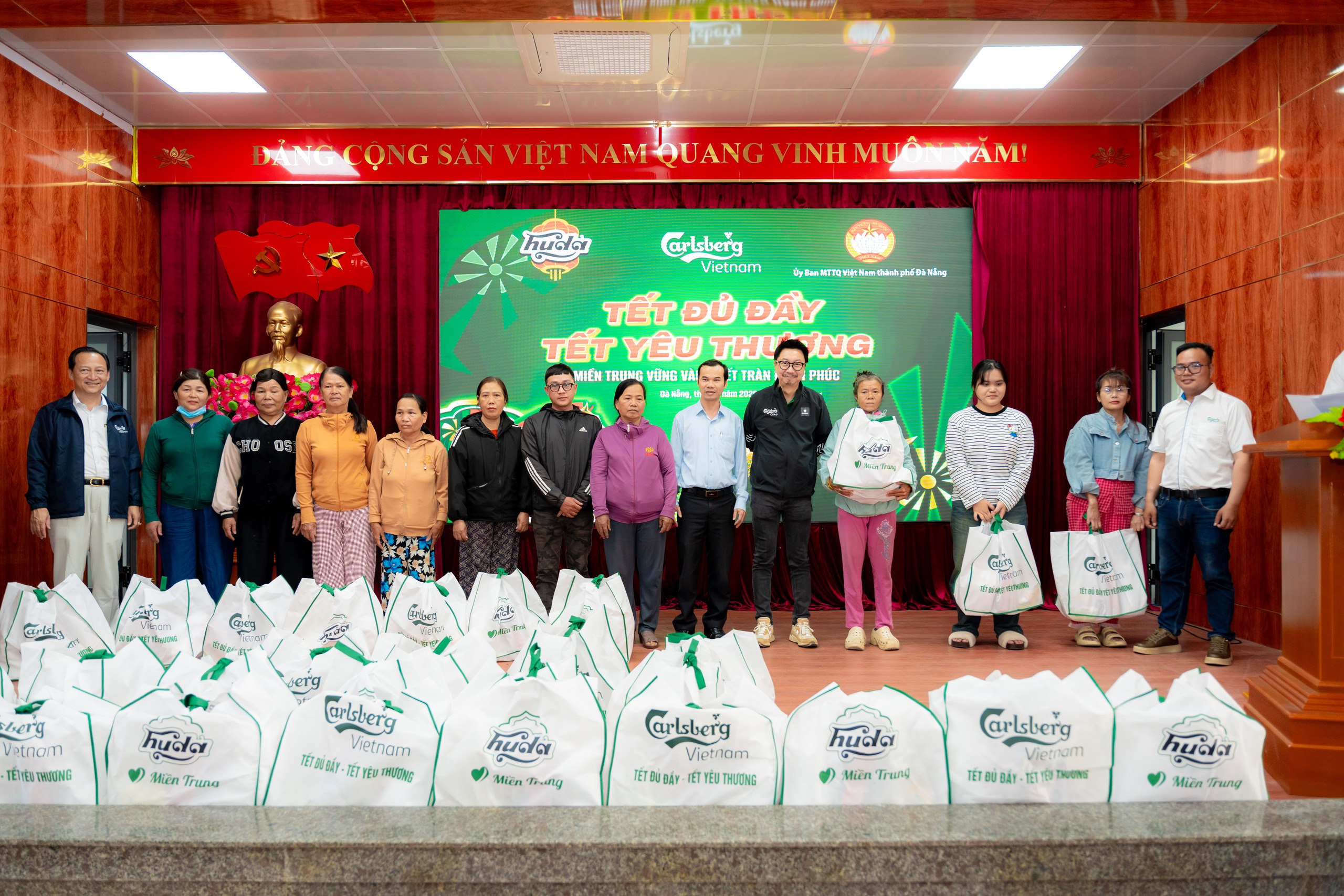 Carlsberg Việt Nam trao 7.500 suất qu&agrave; Tết cho người d&acirc;n miền Trung - Ảnh 2.