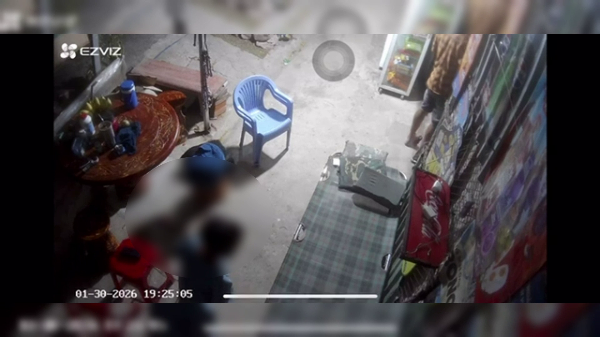 Clip người đàn ông dàn cảnh để bé trai trộm tài sản gây phẫn nộ trên mạng xã hội - Ảnh 1.
