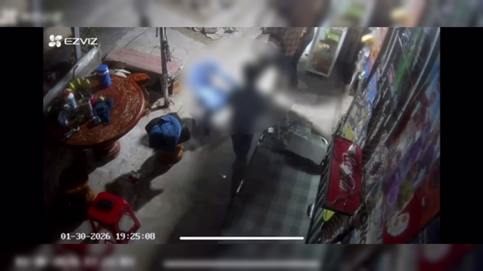 Clip người đàn ông dàn cảnh để bé trai trộm tài sản gây phẫn nộ trên mạng xã hội - Ảnh 2.