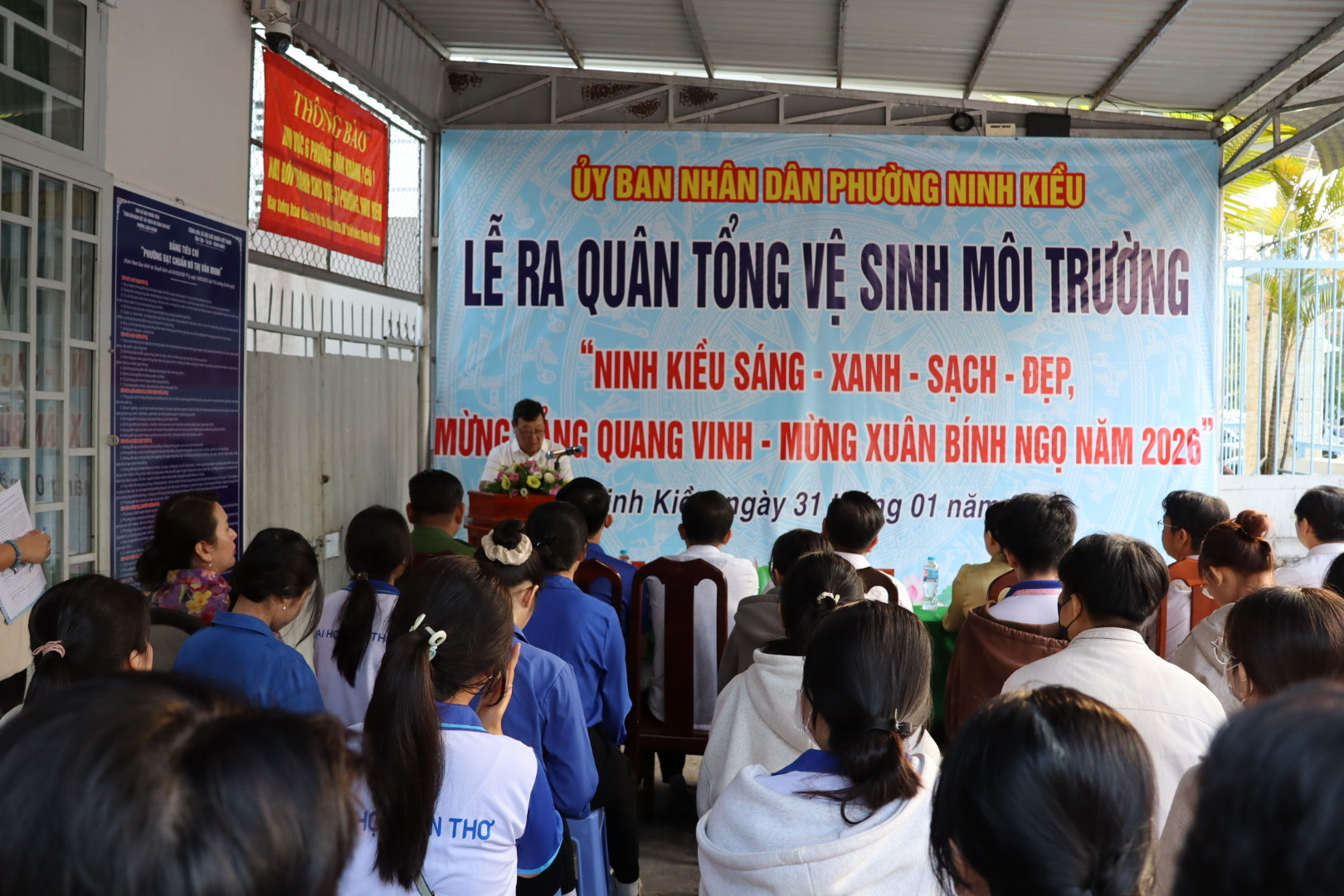 Phường Ninh Kiều Cần Thơ ra quân vệ sinh môi trường đón Tết 2026 - Ảnh 1.
