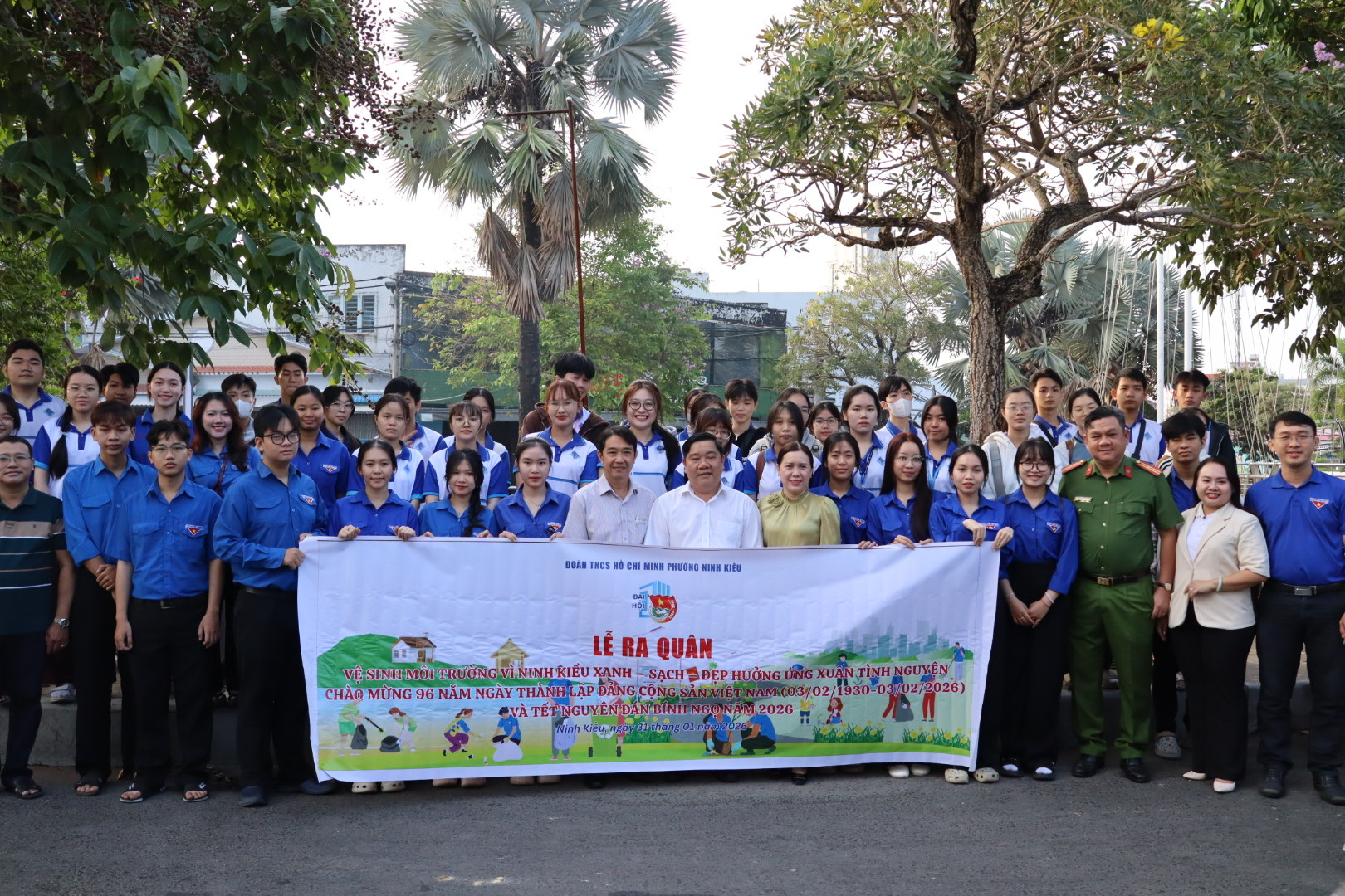 Phường Ninh Kiều Cần Thơ ra quân vệ sinh môi trường đón Tết 2026 - Ảnh 2.