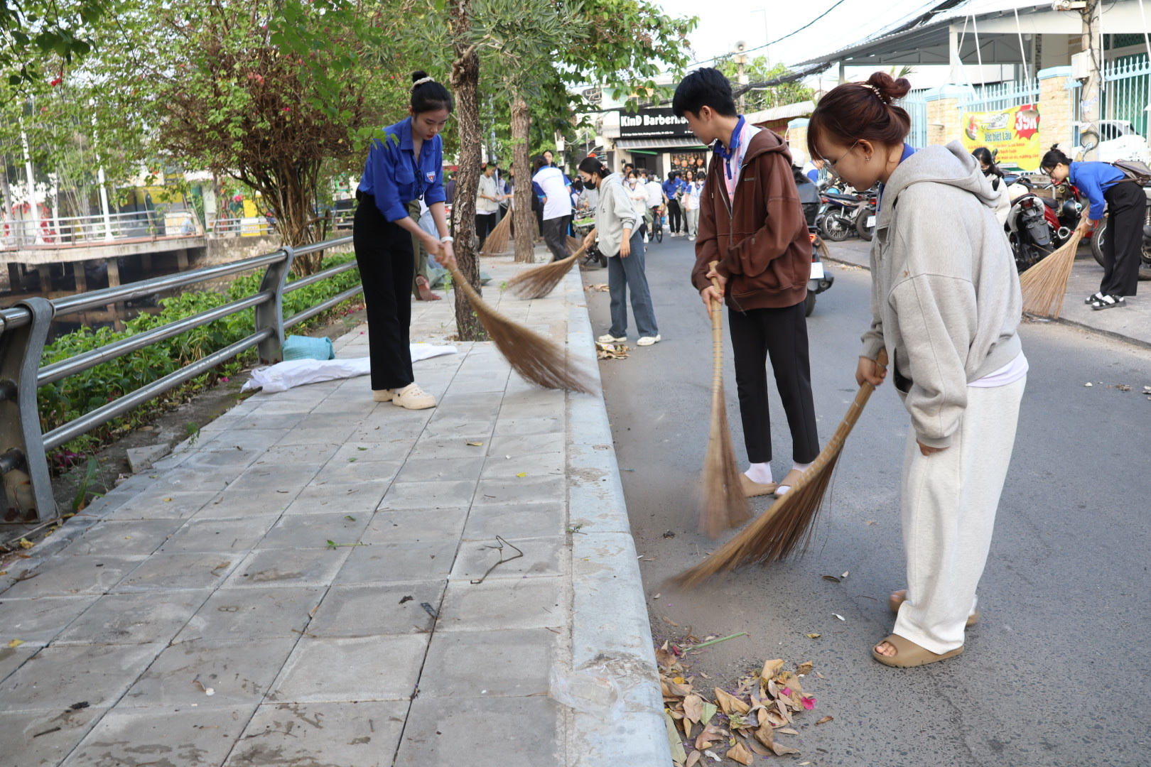 Phường Ninh Kiều Cần Thơ ra quân vệ sinh môi trường đón Tết 2026 - Ảnh 7.
