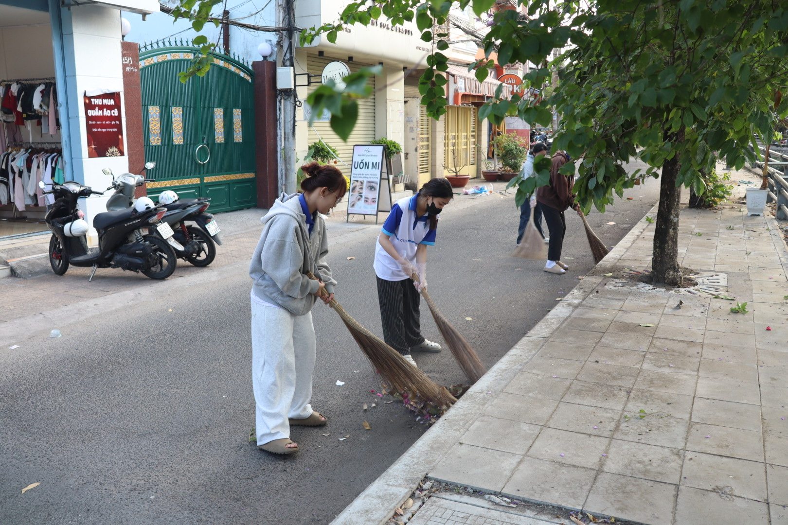 Phường Ninh Kiều Cần Thơ ra quân vệ sinh môi trường đón Tết 2026 - Ảnh 6.