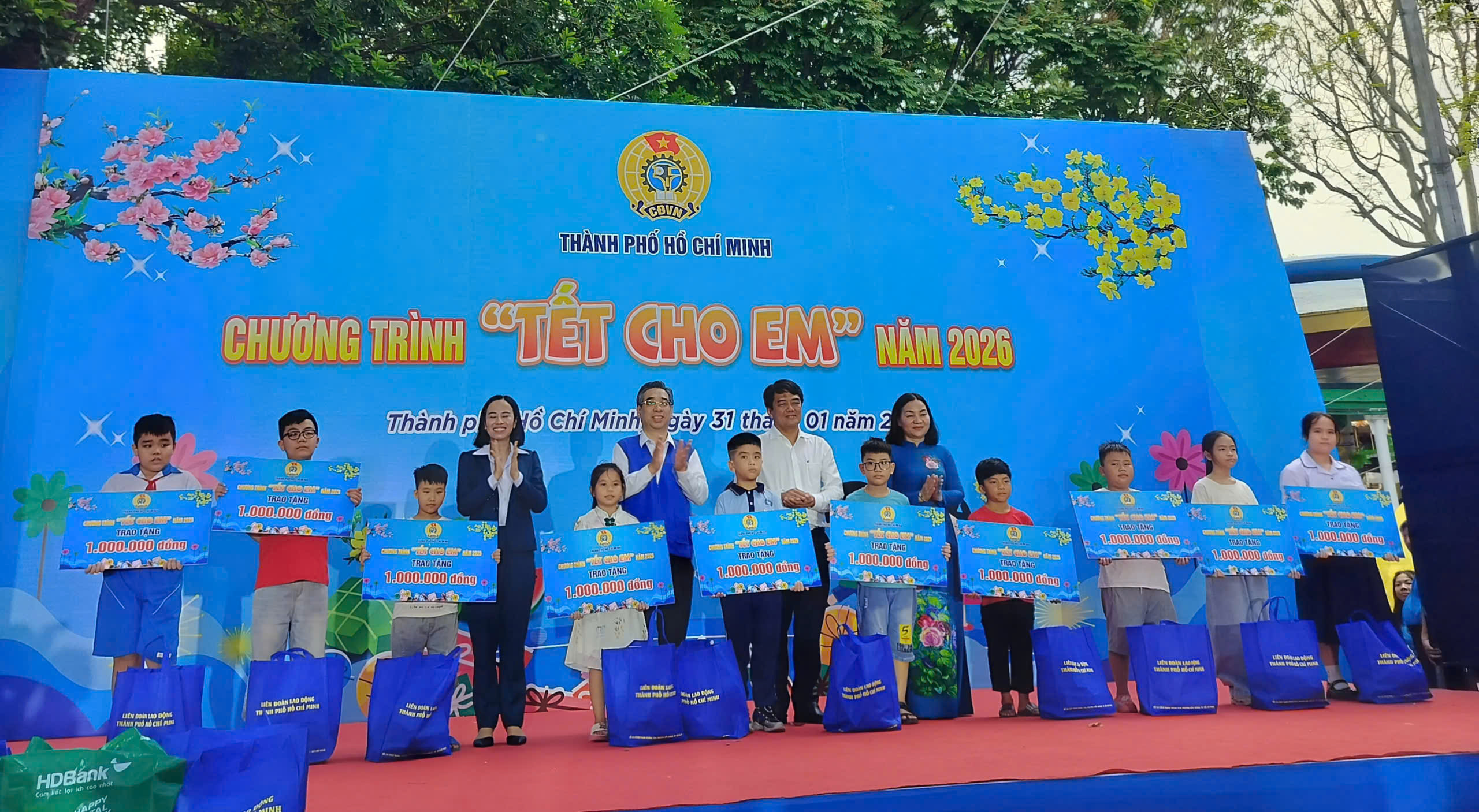 Hàng trăm thiếu nhi vui đón Tết sớm - Ảnh 2.