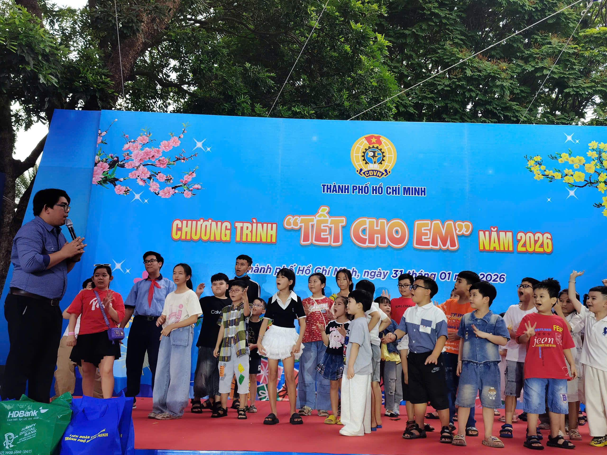 Hàng trăm thiếu nhi vui đón Tết sớm - Ảnh 1.