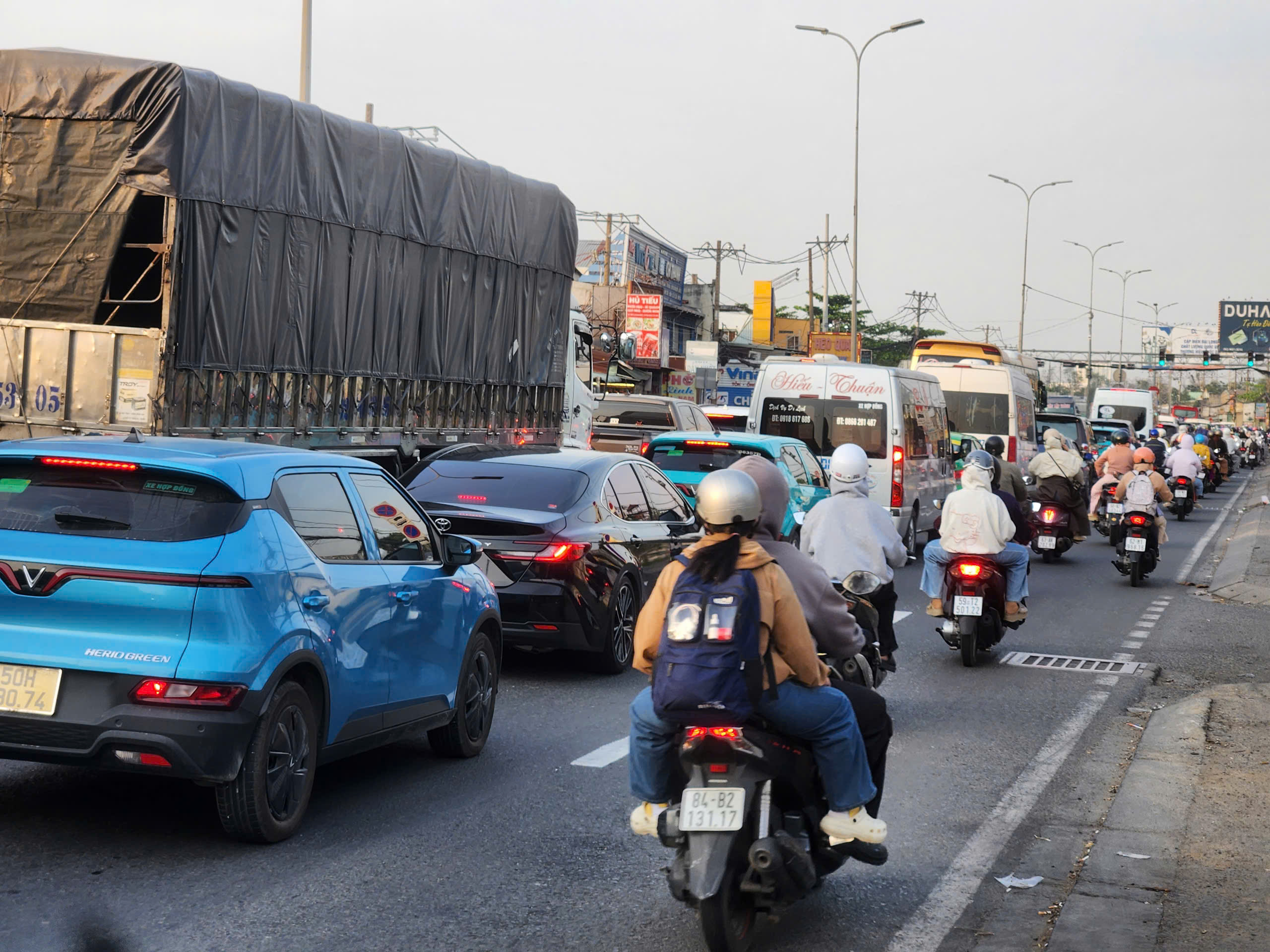 Người dân ùn ùn trở lại TPHCM trong ngày 4-1 - Ảnh 3.
