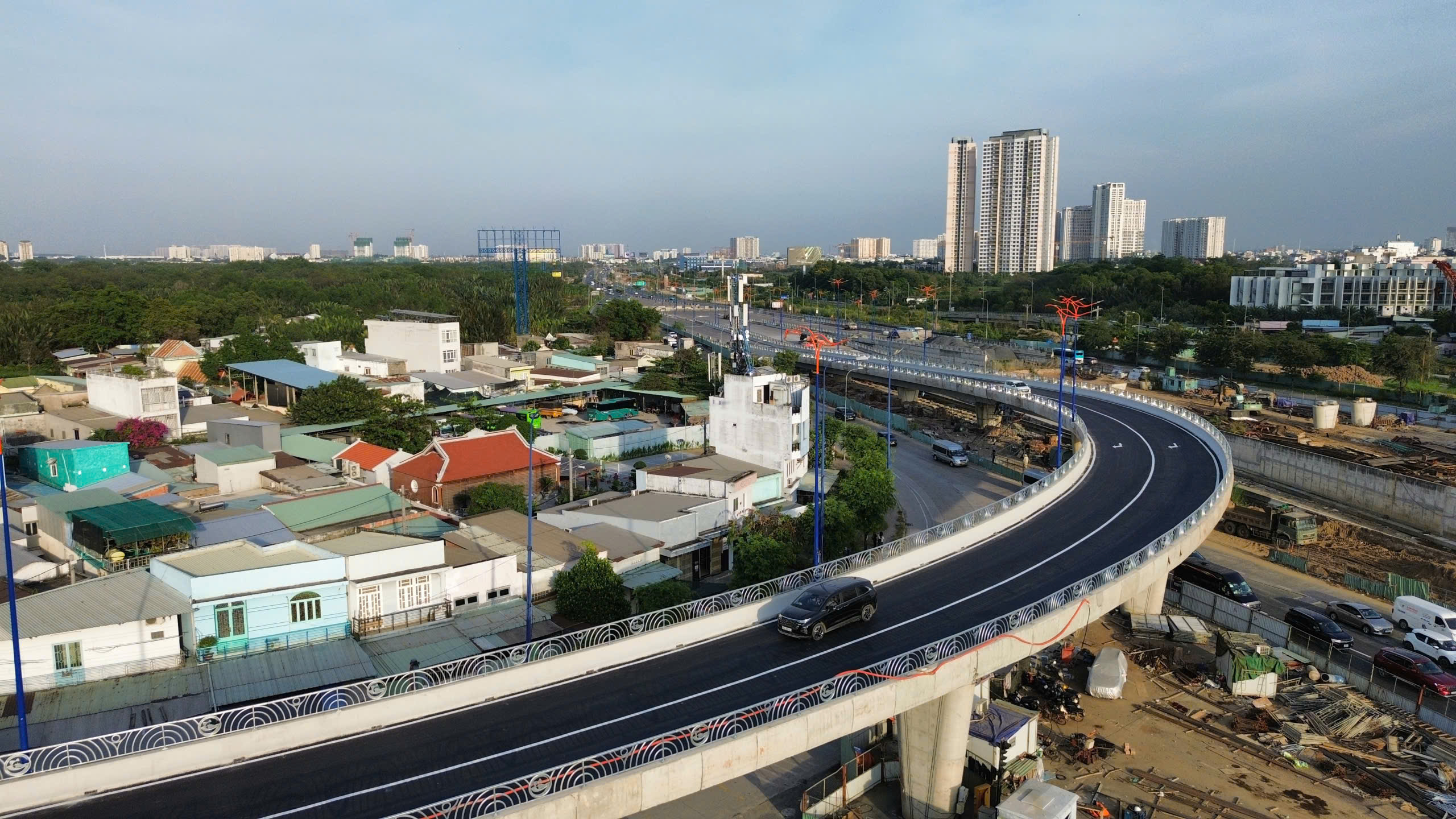 Người dân ùn ùn trở lại TPHCM trong ngày 4-1 - Ảnh 10.