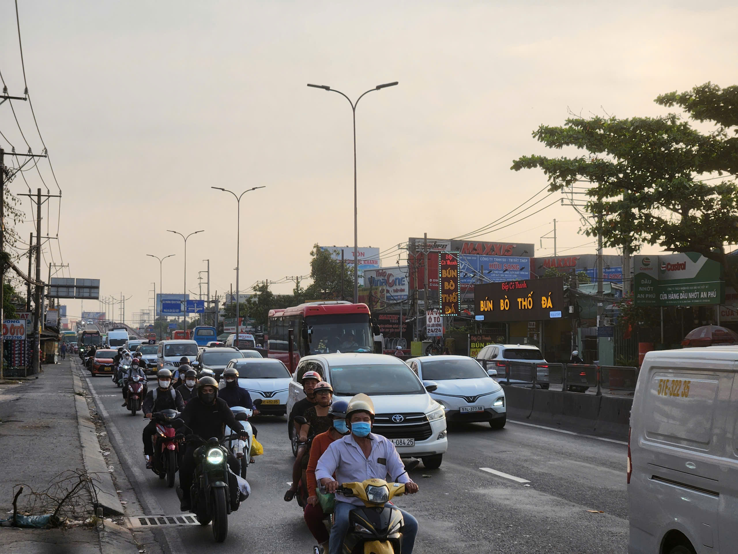Người dân ùn ùn trở lại TPHCM trong ngày 4-1 - Ảnh 2.