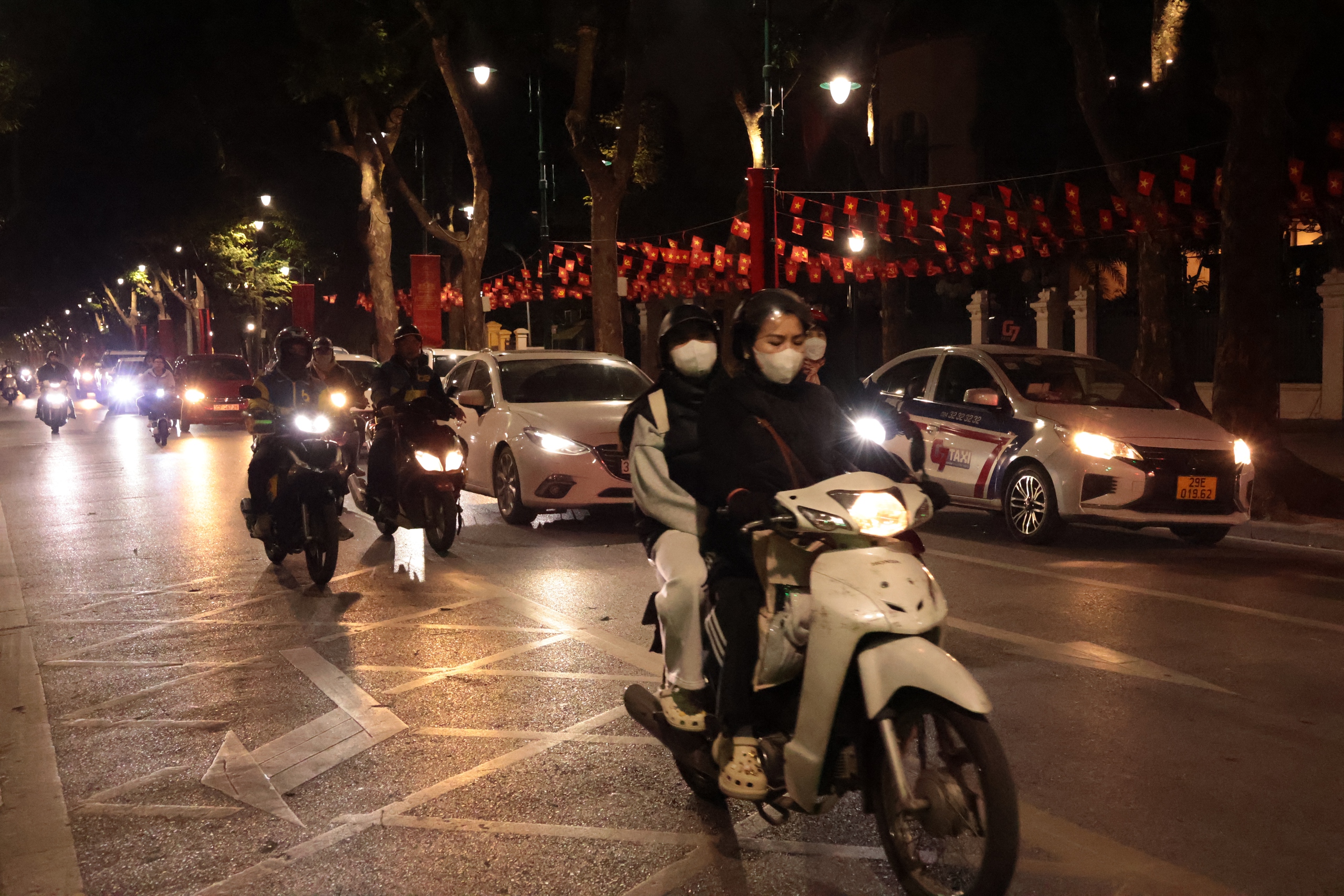 Nhiều tuyến đường ở Hà Nội ùn ứ sau kỳ nghỉ Tết Dương lịch 2026 - Ảnh 4.
