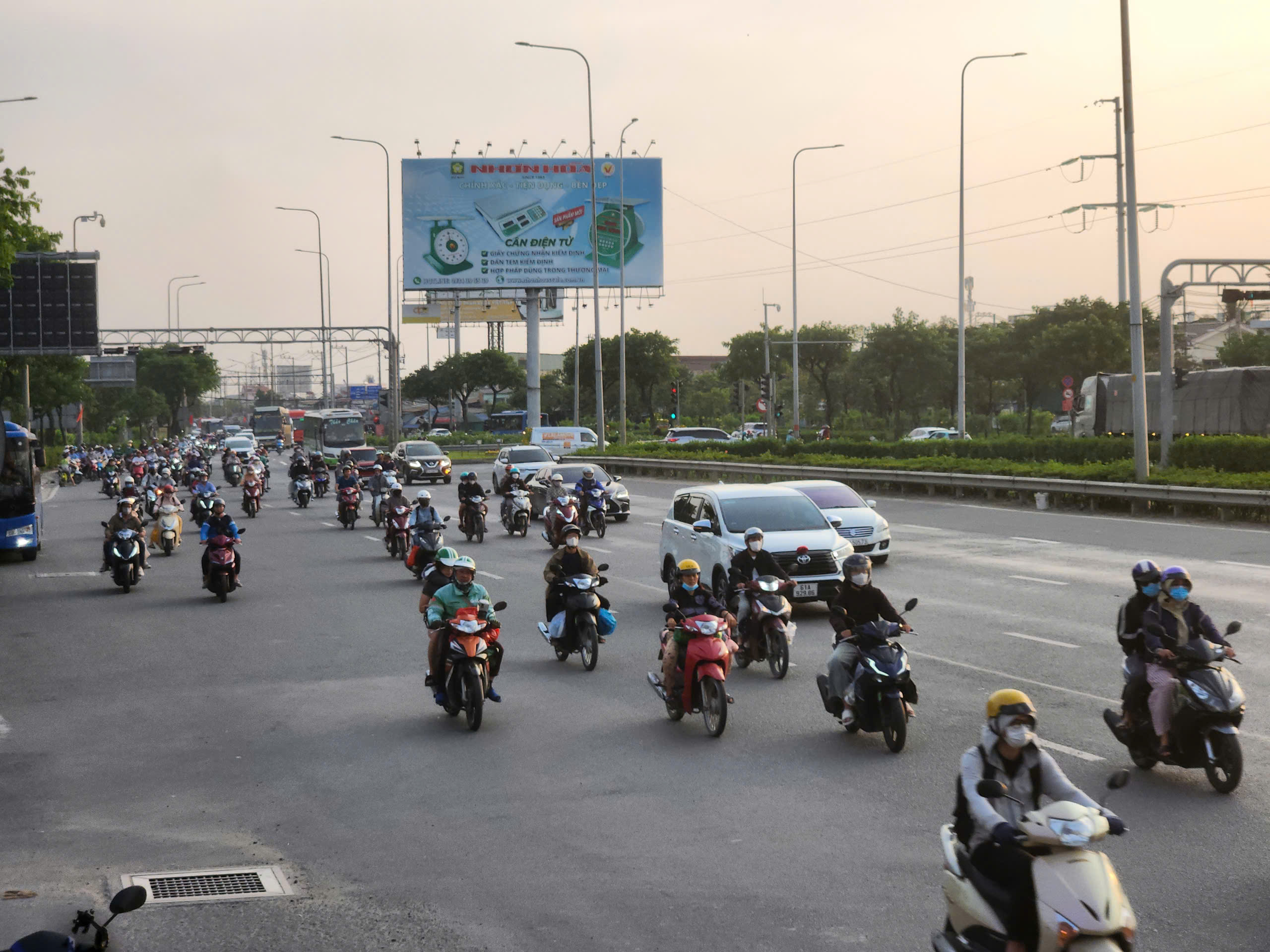 Người dân ùn ùn trở lại TPHCM trong ngày 4-1 - Ảnh 4.