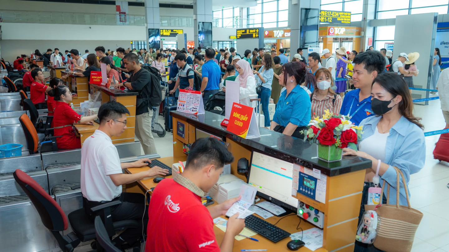 Cảng H&agrave;ng kh&ocirc;ng quốc tế Nội B&agrave;i ghi nhận ng&agrave;y cao điểm Tết Dương lịch 2026 - Ảnh 3.