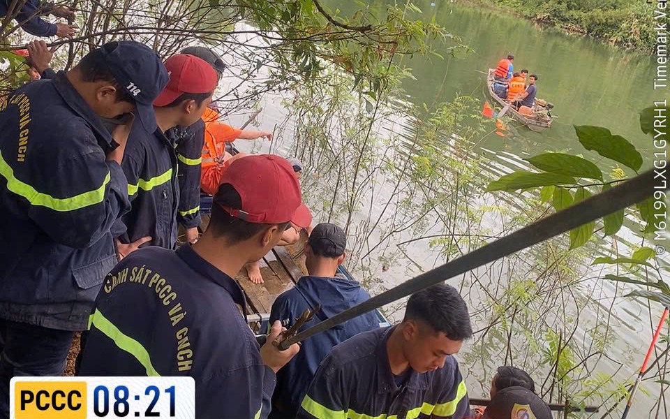 Đà Nẵng: Lật thuyền đang chở 7 người trên sông Nước Xa
