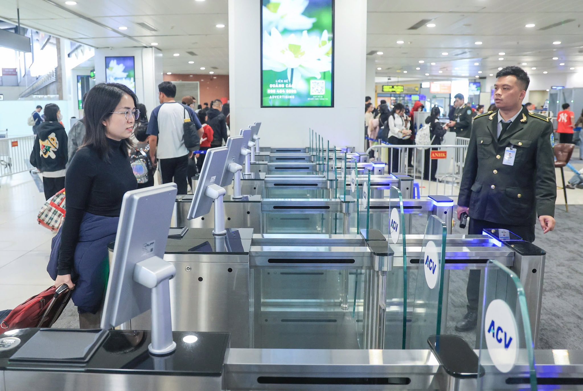 Cận cảnh Nội B&agrave;i trong ng&agrave;y chuyến bay quốc tế đạt mức kỷ lục - Ảnh 3.