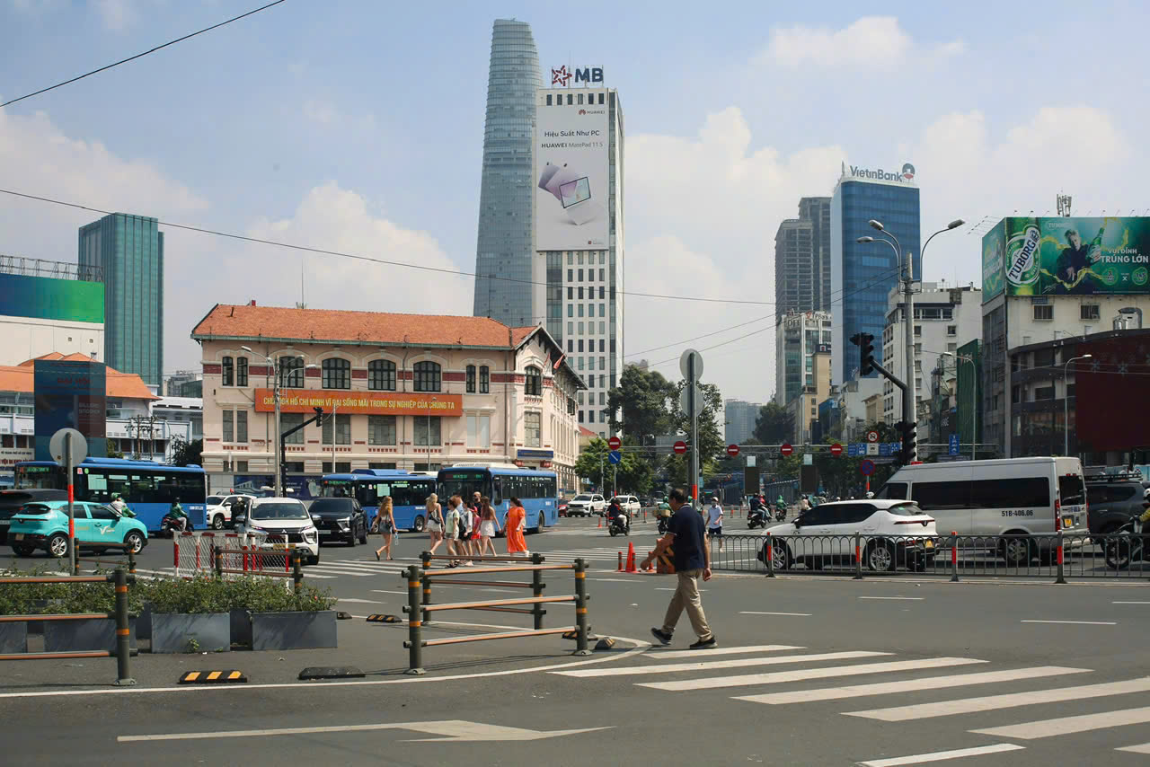 Dự b&aacute;o thời tiết h&ocirc;m nay, 5-1: TPHCM v&agrave; Nam Bộ se lạnh, chiều tối c&oacute; mưa - Ảnh 1.