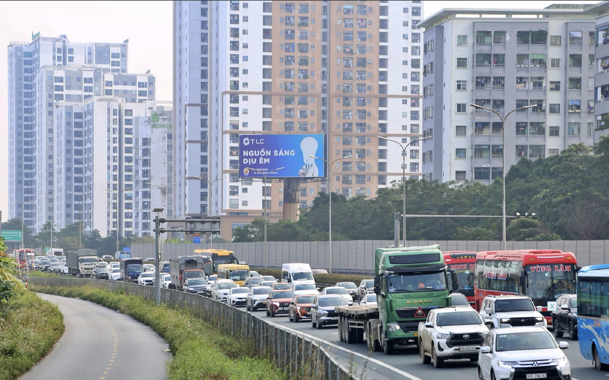 Dòng người ùn ùn trở lại Hà Nội sau kỳ nghỉ Tết Dương lịch 2026
