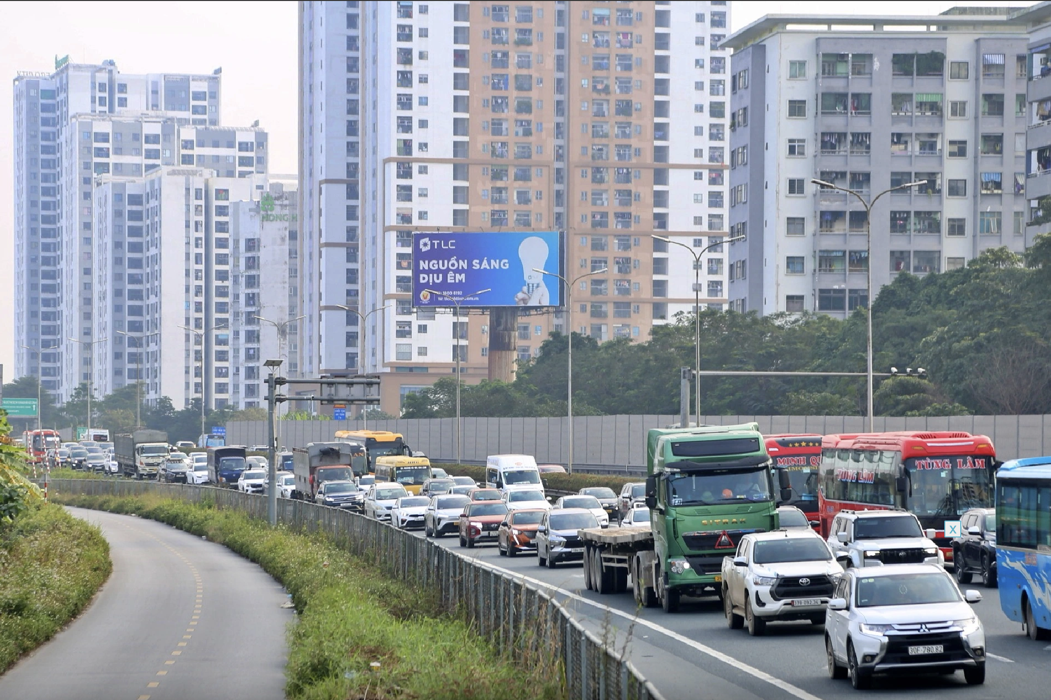 Nhiều tuyến đường ở Hà Nội ùn ứ sau kỳ nghỉ Tết Dương lịch 2026 - Ảnh 1.