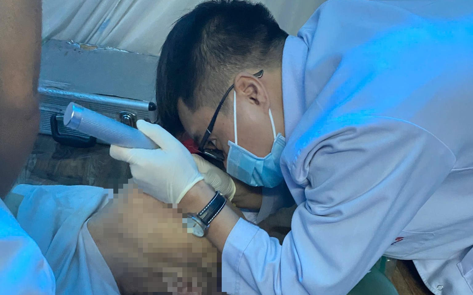 Cụ ông ôm cổ, tím tái và lịm dần vì nghẹn bánh trôi nước