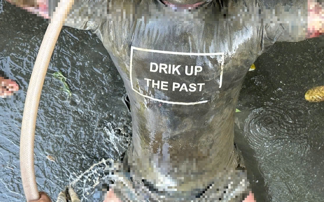 Phát hiện thi thể nổi trên mặt nước có mặc áo chữ "Drik Up The Past"