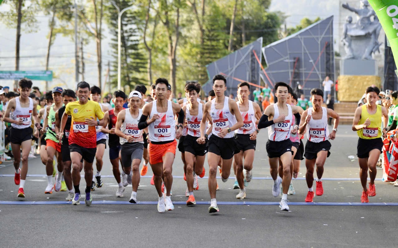 Hoàng Nguyên Thanh lần thứ 10 vô địch Giải việt dã leo núi "Chinh phục đỉnh cao Bà Rá"