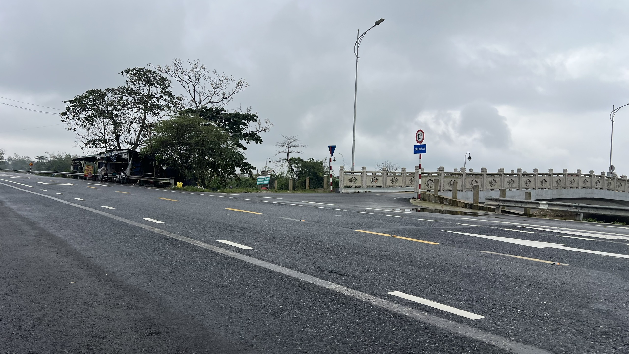 Đường gom cầu Mỹ An bị bóp chẹt Vì hộ dân lấn chiếm đất tái định cư - Ảnh 3.