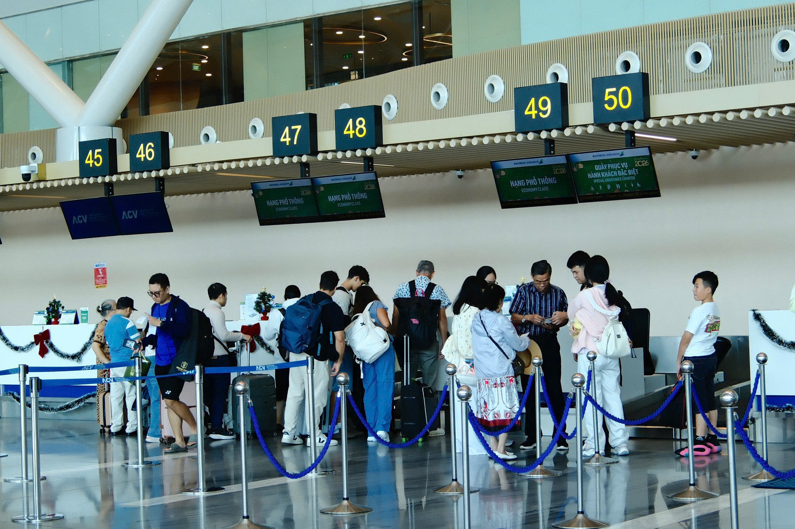 Người dân trở lại TPHCM sau kỳ nghỉ Tết , sân bay Tân Sơn Nhất đón khách kỷ lục - Ảnh 2.