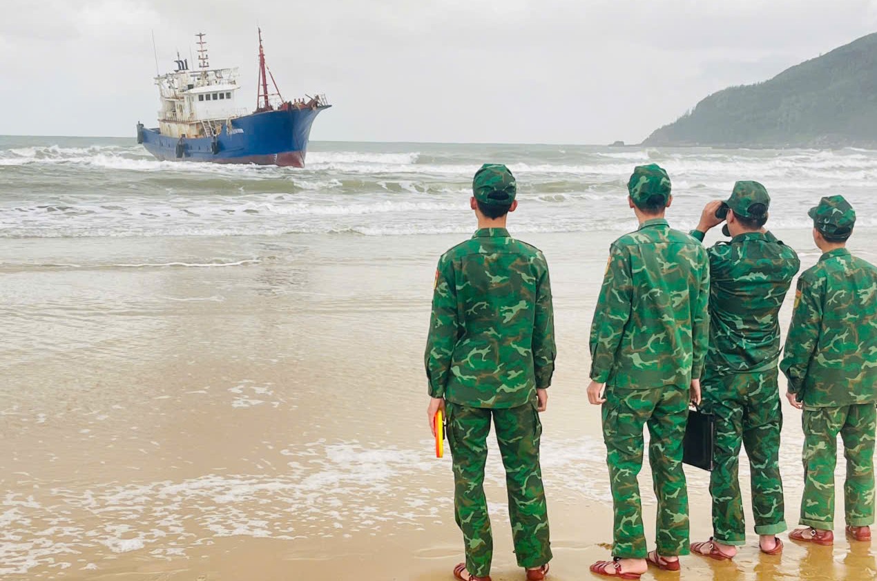 "Tàu ma" mắc cạn ở vùng biển Dung Quất - Ảnh 1.