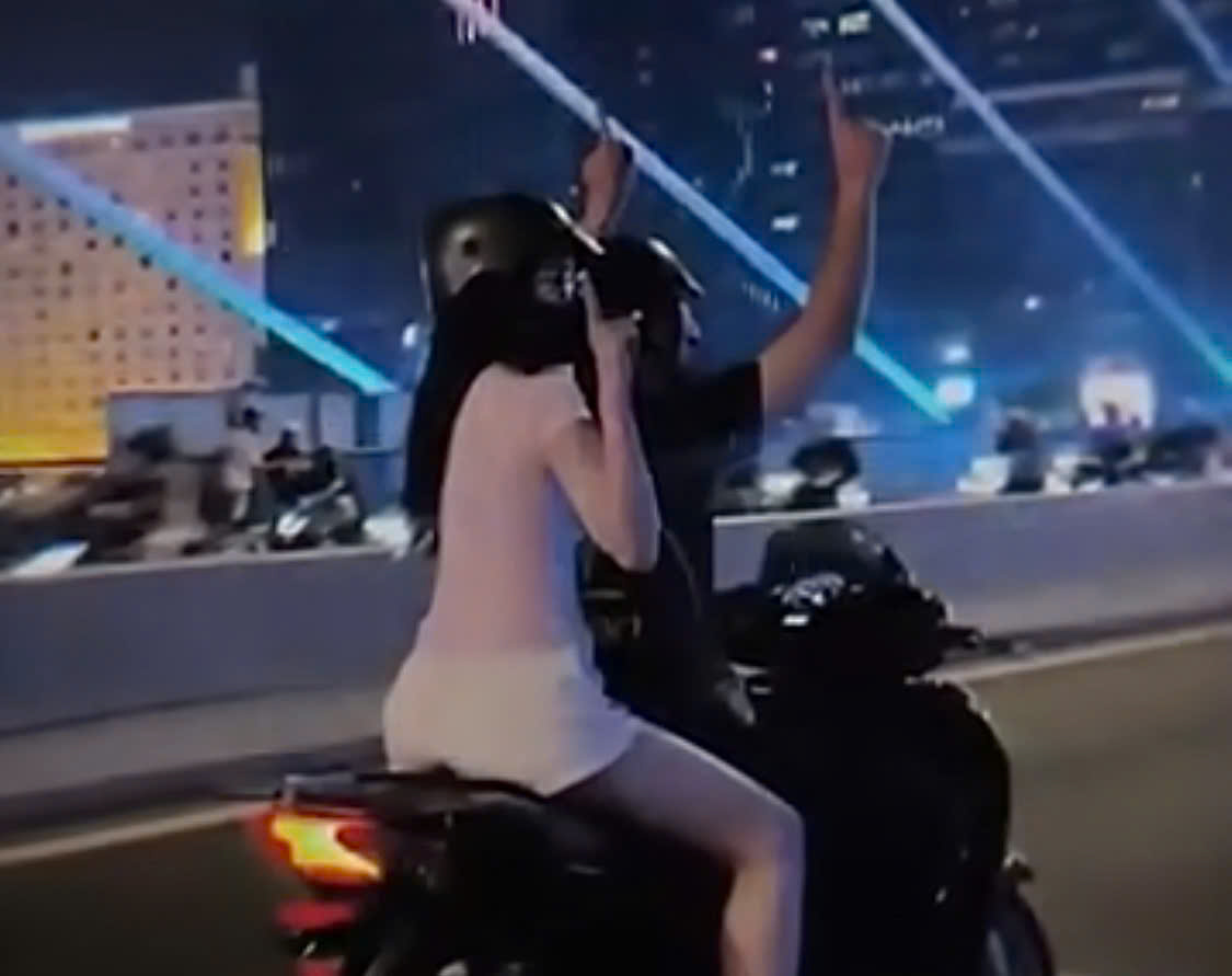 Đôi nam nữ buông hai tay trên cầu Ba Son gây bức xúc mạng xã hội - Ảnh 1.
