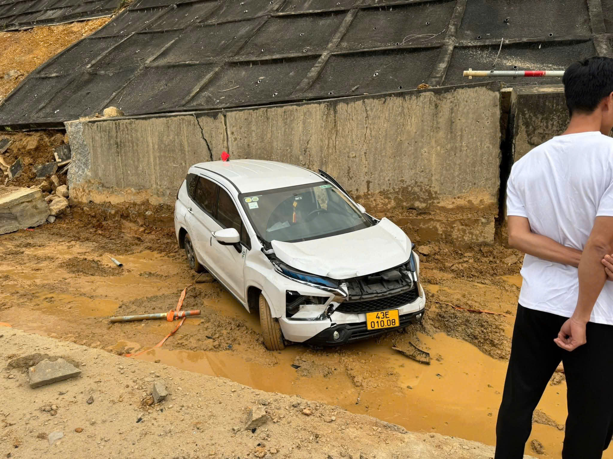 CLIP: Hiện trường tai nạn liên hoàn trên cao tốc La Sơn - Hòa Liên, 11 ô tô hư hỏng - Ảnh 3.