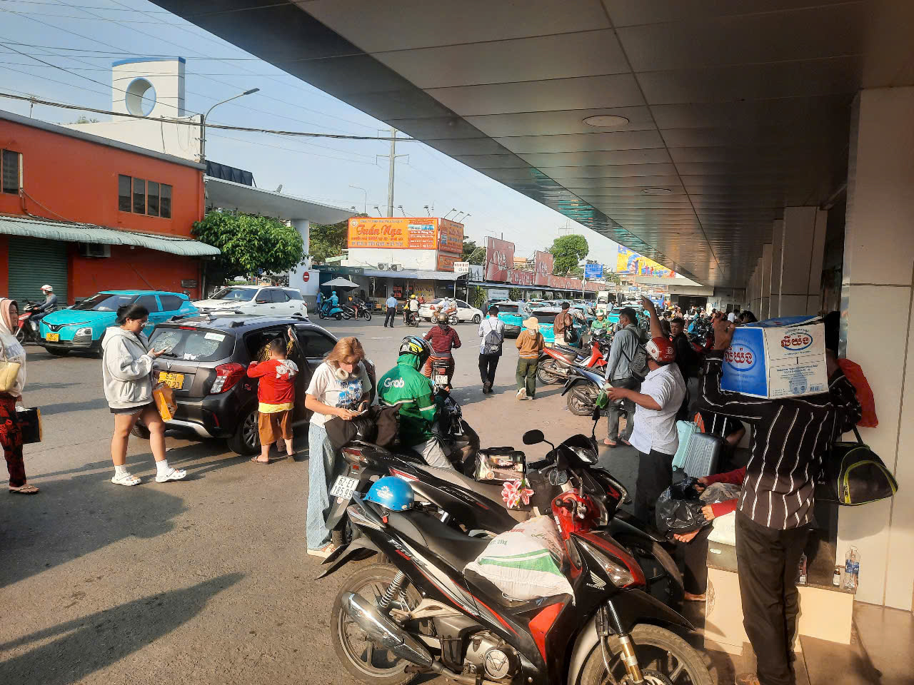 Người dân hối hả trở lại TPHCM chiều 4-1 - Ảnh 1.