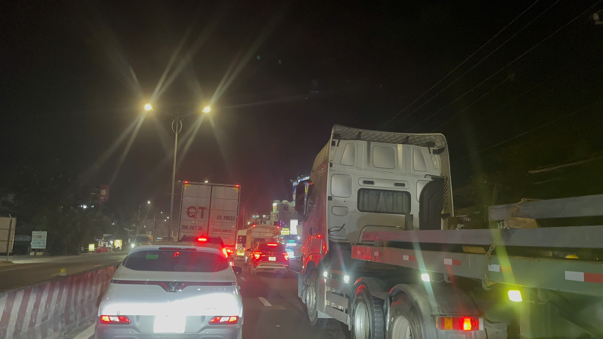 Lượng xe đổ về TPHCM quá đông khiến ngã tư Đồng Tâm ở Đồng Tháp ùn ứ nghiêm trọng - Ảnh 1.