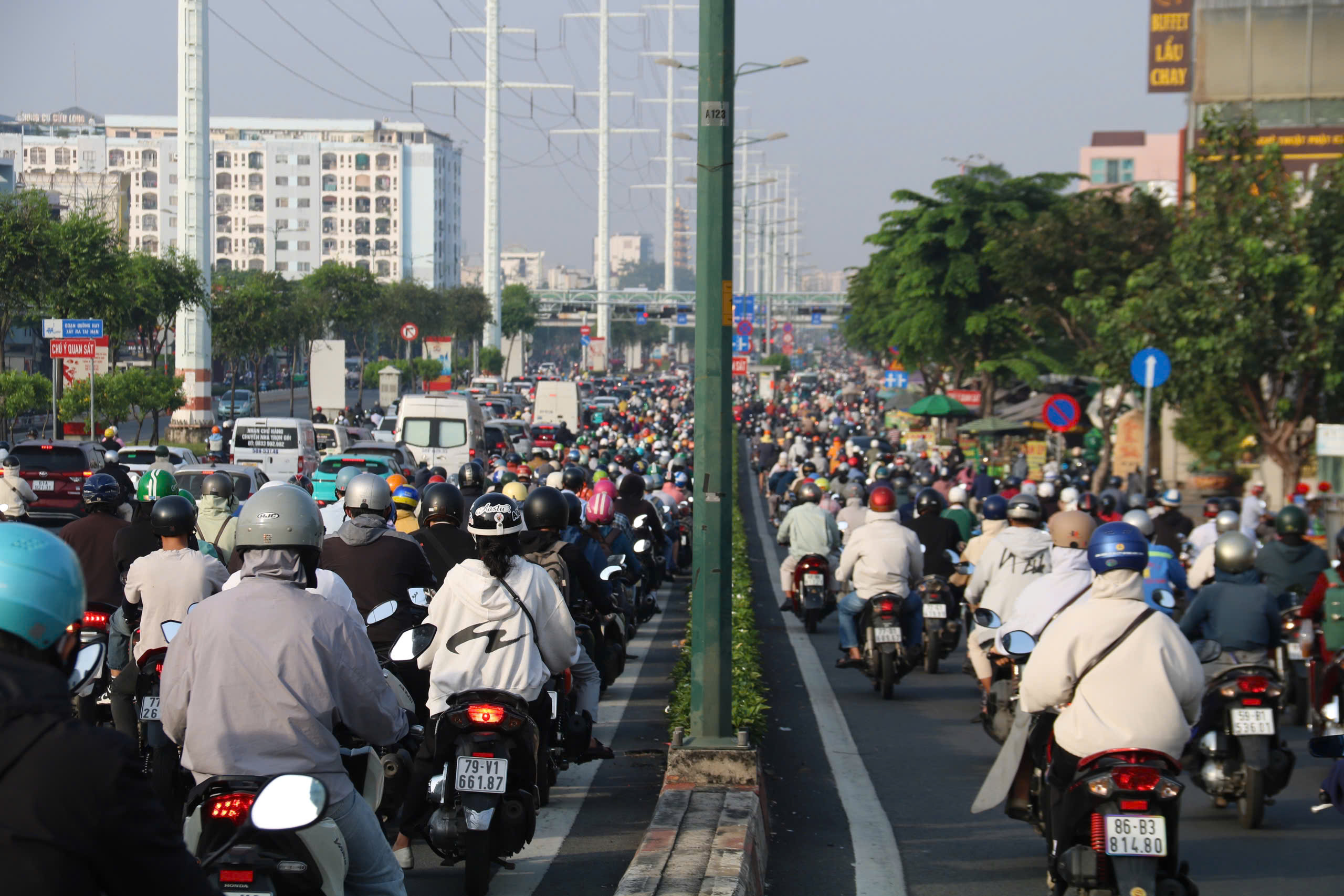 H&igrave;nh ảnh giao th&ocirc;ng TPHCM ng&agrave;y đầu tuần sau kỳ nghỉ Tết - Ảnh 8.