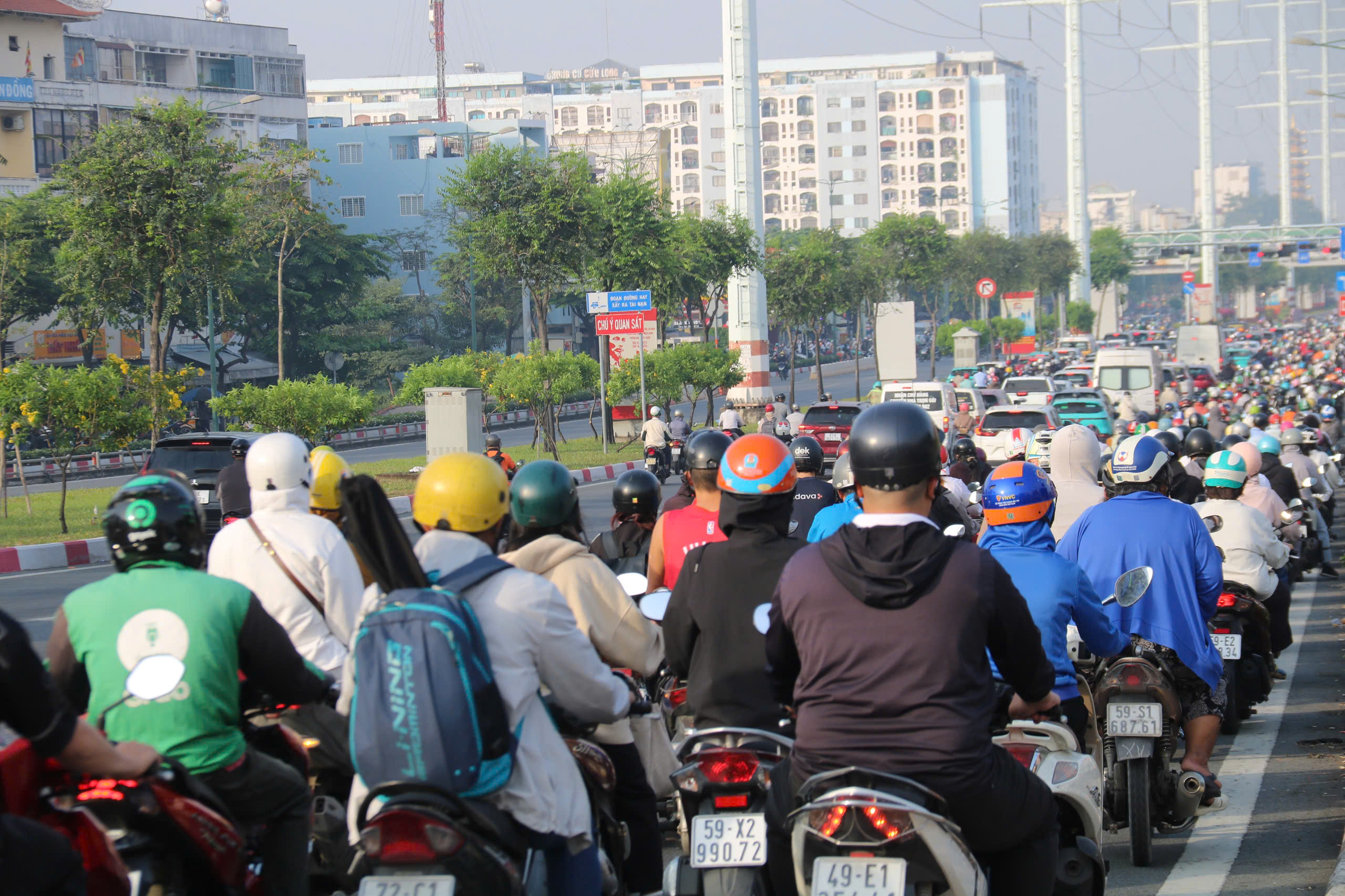 H&igrave;nh ảnh giao th&ocirc;ng TPHCM ng&agrave;y đầu tuần sau kỳ nghỉ Tết - Ảnh 5.