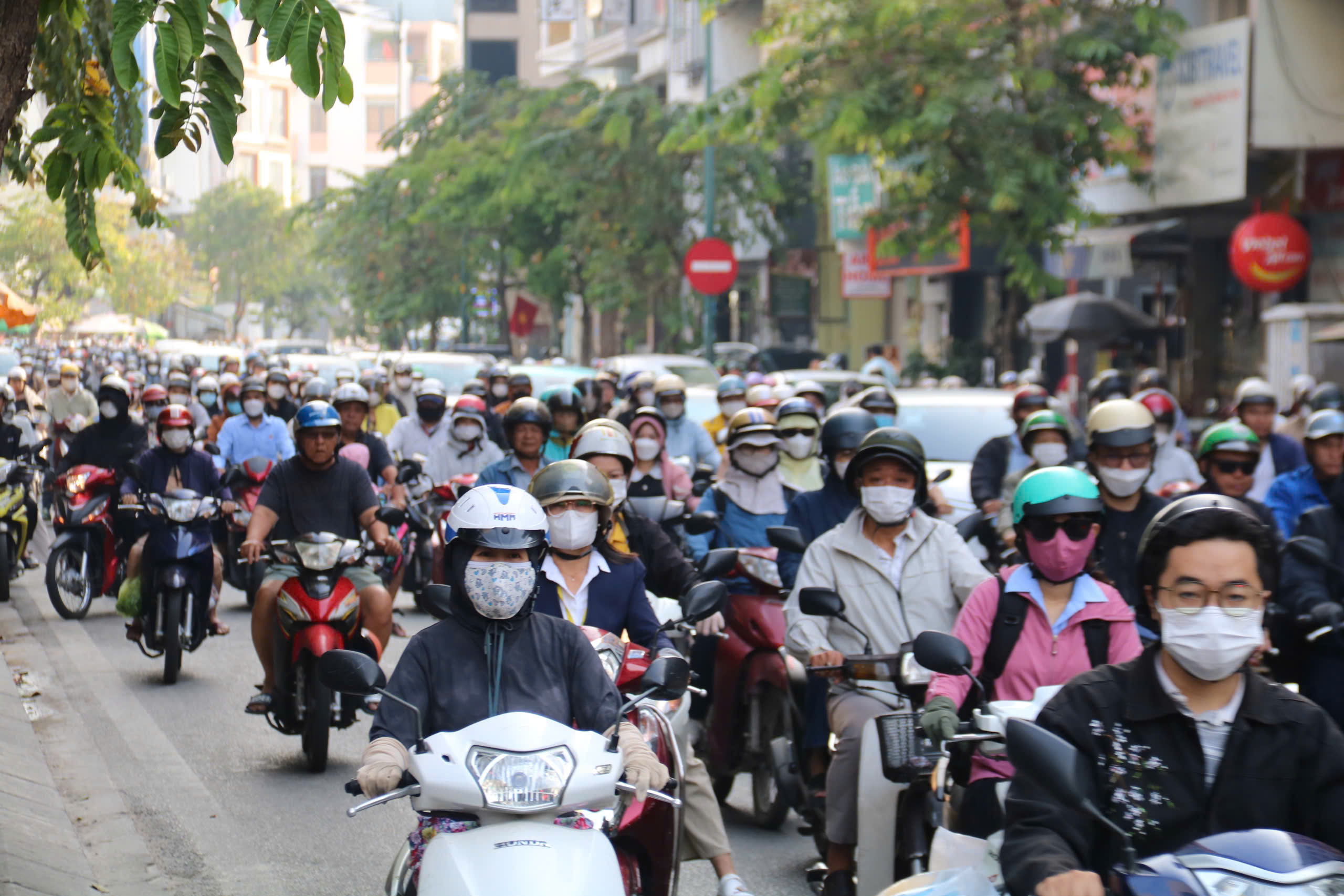 H&igrave;nh ảnh giao th&ocirc;ng TPHCM ng&agrave;y đầu tuần sau kỳ nghỉ Tết - Ảnh 6.