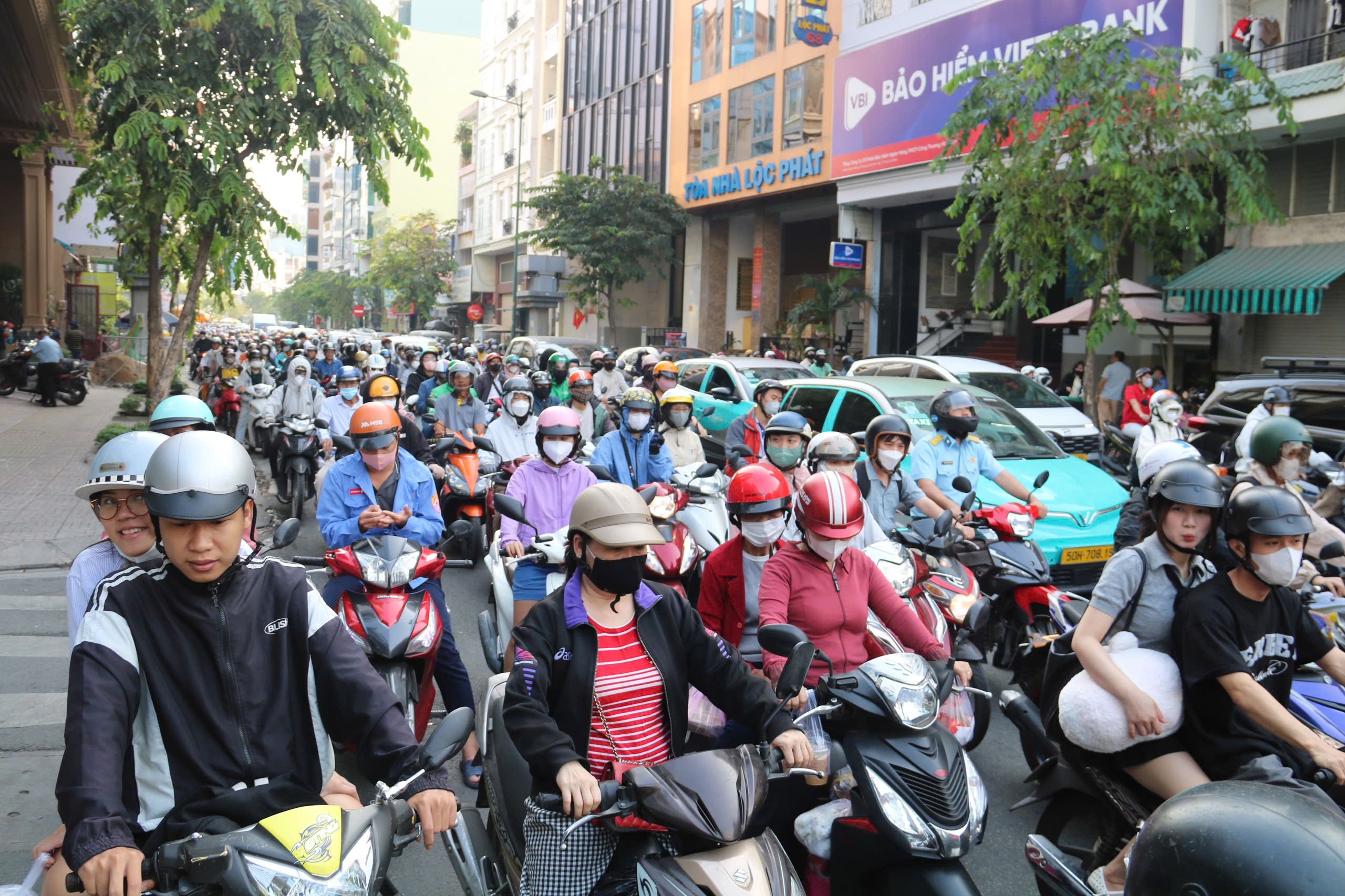 H&igrave;nh ảnh giao th&ocirc;ng TPHCM ng&agrave;y đầu tuần sau kỳ nghỉ Tết - Ảnh 9.