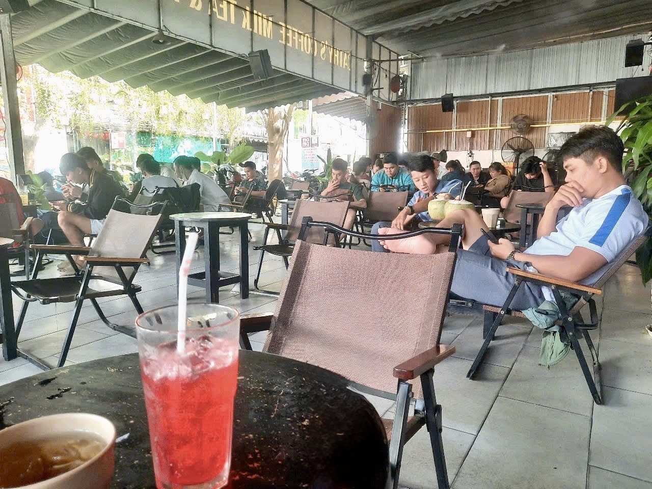 Quán cà phê không khói thuốc lá điện tử - Ảnh 1.