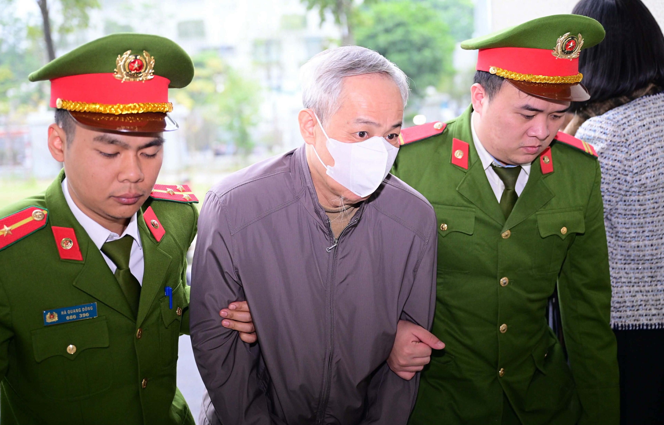 Hai cựu Cục trưởng Cục An to&agrave;n thực phẩm Nguyễn Thanh Phong, Trần Việt Nga c&ugrave;ng hầu t&ograve;a - Ảnh 6.